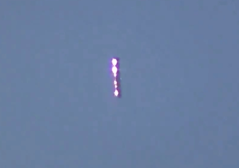 ASTONISHING Cigar Shaped UFO 2013 stabilized and zoomed(1080p_H.264-AAC).mp4_000013054