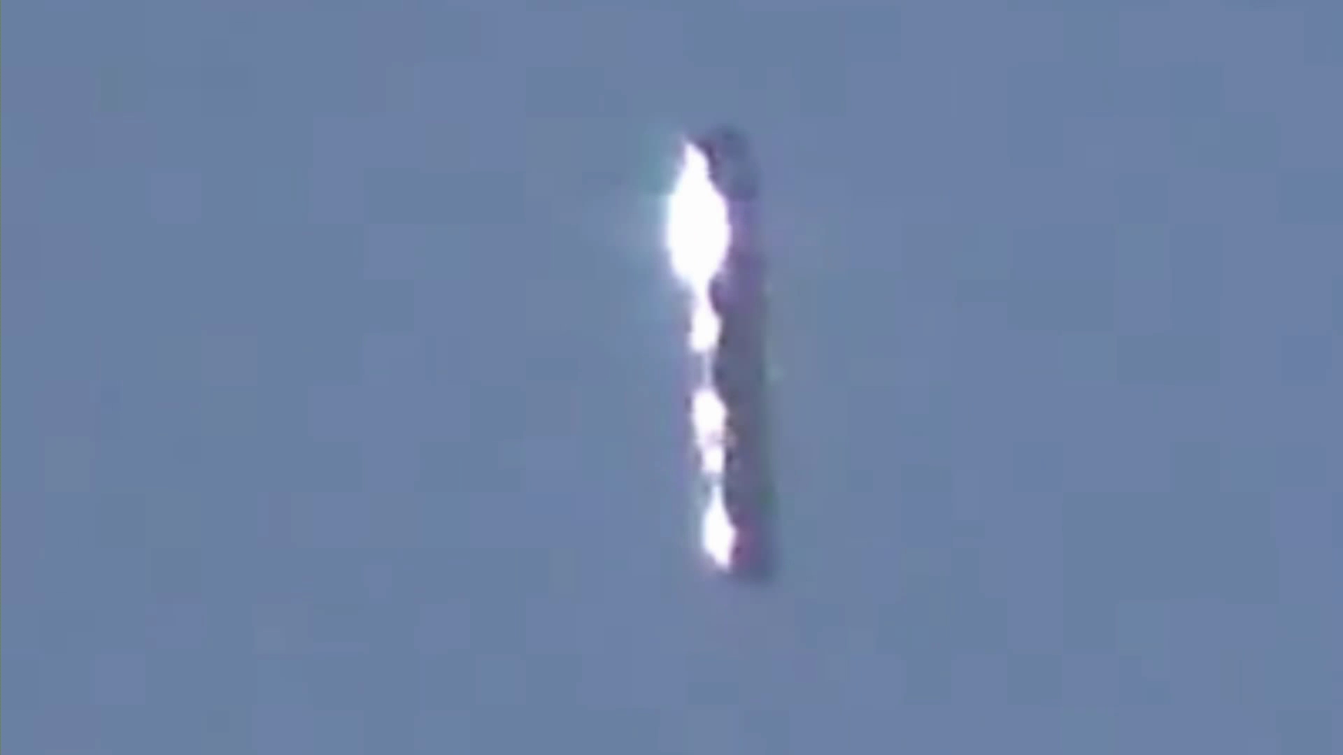 ASTONISHING Cigar Shaped UFO 2013 stabilized and zoomed(1080p_H.264-AAC).mp4_000034993