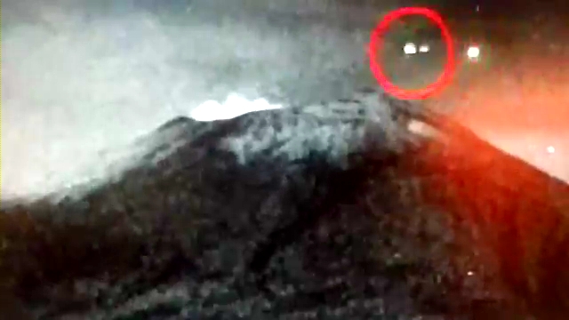 OVNI entra al volcán Popocatépetl - 30.MAYO.2013(360p_H.264-AAC).mp4_000000233